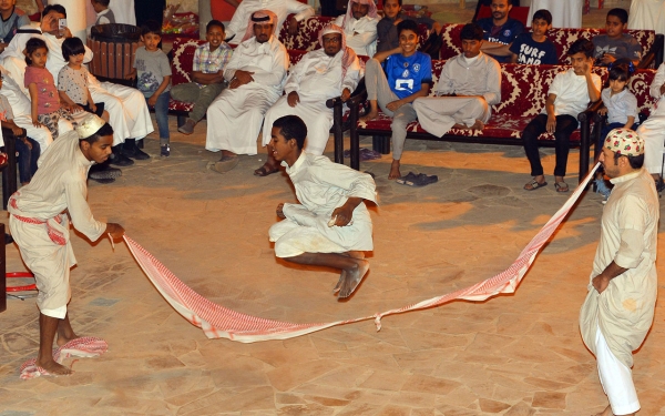 Skipping Rope Game in al-Musawkaf Market in Unayzah Governorate. (SPA)