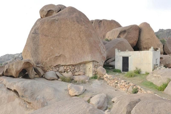 A house on the summit of Barquq Mountain in Aseer Province. (SPA)