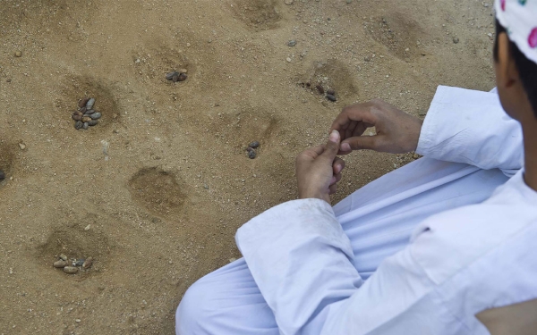 A child playing the traditional game of al-Howeila. (SPA)