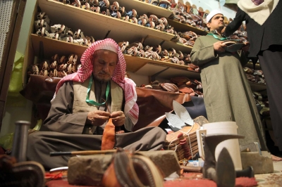 A craftsman making <i>Zubayriyah</i>. (Saudipedia)