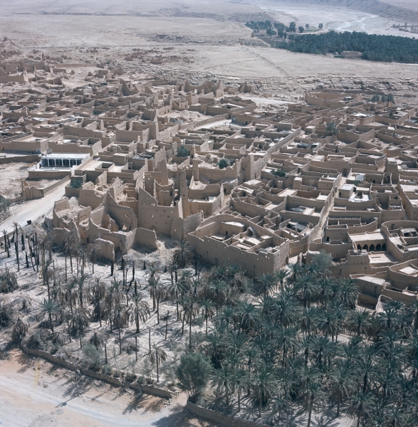 Aerial image of the neighborhoods of Diriyah with palm farms around the city. (King Abdulaziz Foundation for Research and Archives)