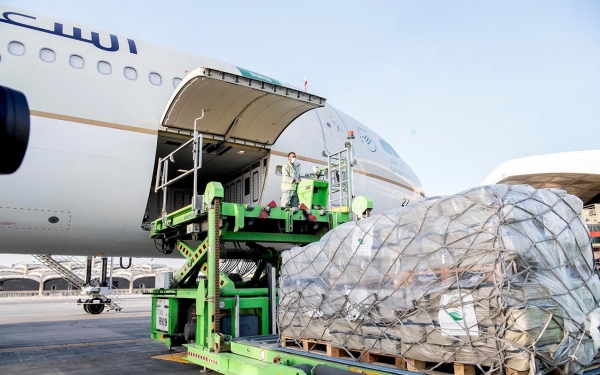 A plane carrying Saudi food and medical aid to Yemen. (SPA)