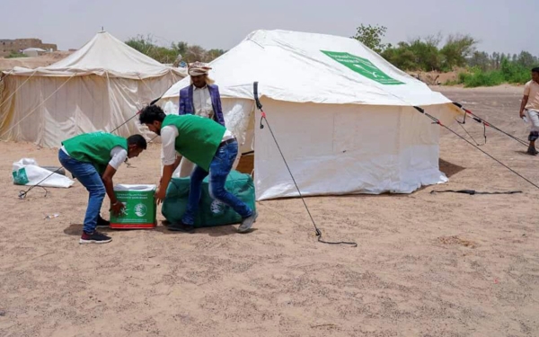 Yemeni families receive food and medical aid as part of the Saudi relief programs. (SPA)