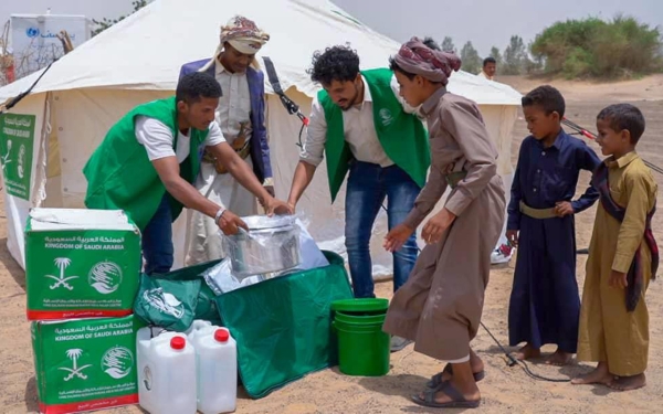 Yemeni children receiving Saudi aid. (SPA)