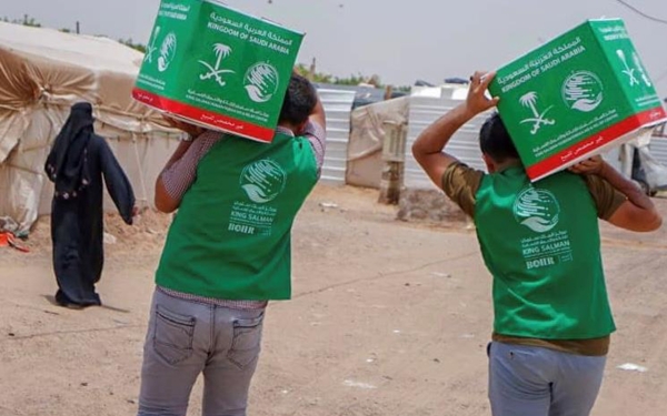 Distribution of food baskets in Yemen as part of Saudi relief programs managed by KSRelief. (SPA)