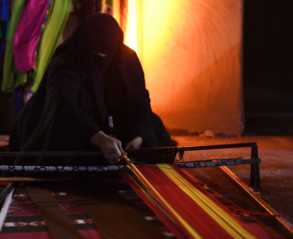 A Saudi woman engaged in al-Sadu weaving. (SPA)