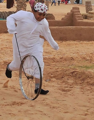 A child playing the game of Dananah. (SPA)