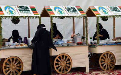 Traditional food carts for productive families at the Coffee Festival in al-Da&#039;ir Governorate. (SPA)