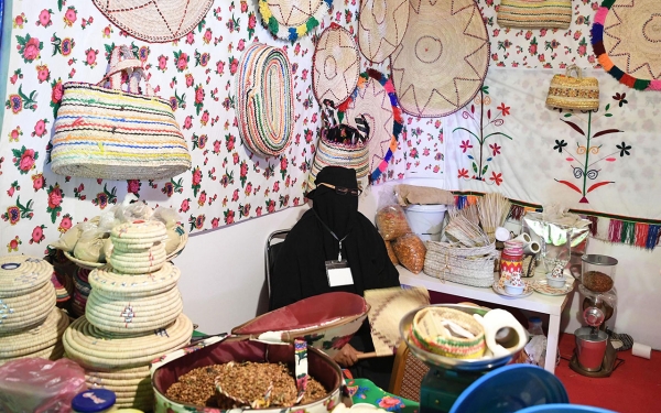 A Saudi woman specializing in weaving and selling palm frond products. (SPA)