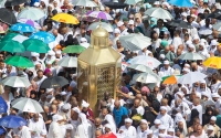 Maqam Ibrahim surrounded by a group of pilgrims. (Saudipedia)