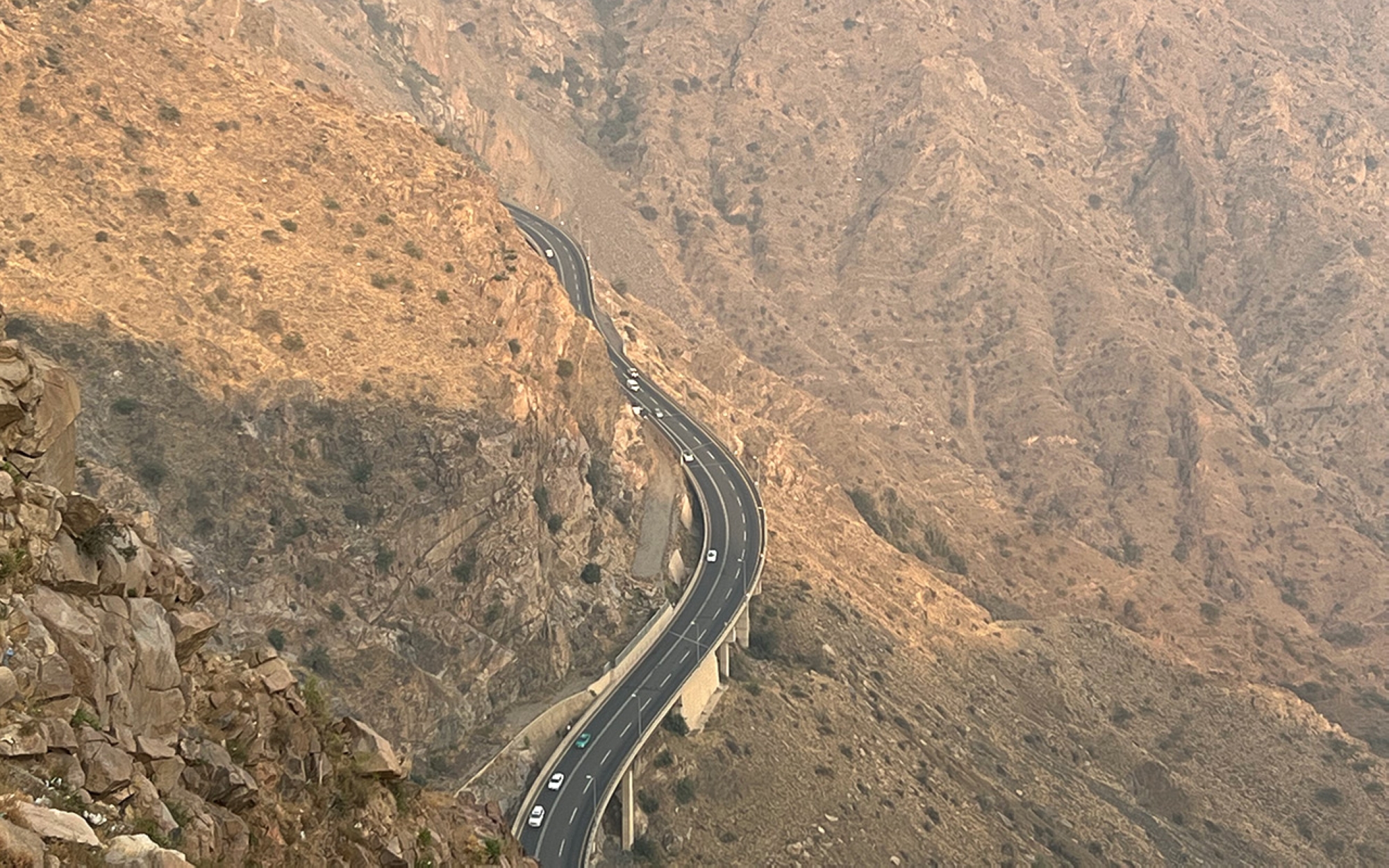 An aerial view of the Dhila Aqabat, which connects Abha City to Jazan Province. (Saudipedia)