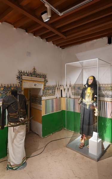 Photo of a museum of antiquities in Rijal Almaa featuring traditional men&#039;s and women&#039;s garments. (SPA)