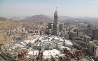 The Grand Mosque amidst the mountains of Makkah. (Saudipedia)