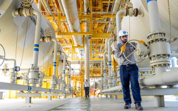 Two engineers at one of Ras Tanajib plants. (Saudi Aramco)