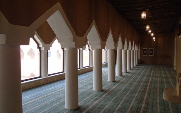 A picture of the inside of Al-Dakhla Mosque in Al-Majma&#039;ah Governorate, Riyadh Province. (Saudipedia)