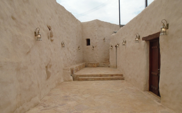 Alsaroo historic mosque in Al-Namas Governorate, Asir. It is characterized by its Sarat style. (Saudipedia)