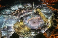 The Grand Mosque in Makkah al-Mukarramah filled with worshippers on one of Ramadan nights. (Saudipedia)