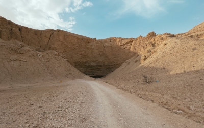 The road to Ain Heet Cave in Riyadh Province. (Saudipedia)