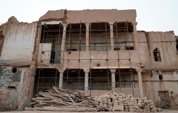 Restoration proceedings of one of the palaces targeted by the restoration and rehabilitation project of urban heritage buildings in downtown Riyadh. (Saudipedia)