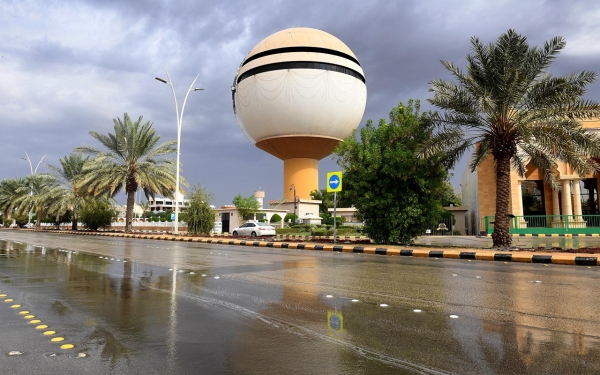 Aerial image of a Buraydah road during rainfall; water towers are visible. (SPA)