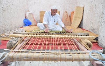 A craftsman making al-Midad from rushes plant. (SPA)