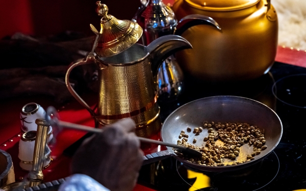 Roasting coffee beans to prepare Saudi coffee. (SPA)