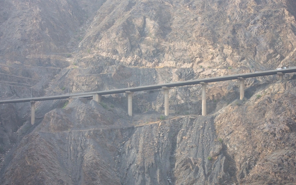 A picture of one of the bridges in Aqabat Shaar located in Aseer Province. (Saudipedia)