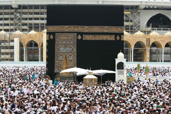 Umrah pilgrims circumambulating around al-Kaaba al-Musharrafa. (Saudipedia)