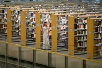 A visitor browsing healins at King Fahd National Library in Riyadh City. (Ministry of Culture)