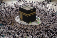 Umrah pilgrims circumambulating around al-Kaaba al-Musharrafa. (Saudipedia)