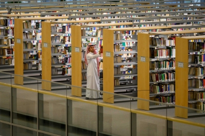 A visitor browsing healins at King Fahd National Library in Riyadh City. (Ministry of Culture)