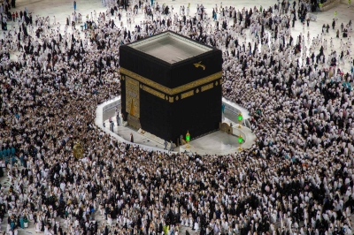 Umrah pilgrims circumambulating around al-Kaaba al-Musharrafa. (Saudipedia)