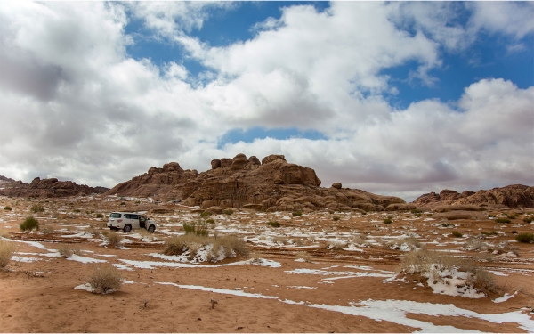 A citizen enjoying the snow above Alaqan mountain in Tabuk. (Saudipedia)