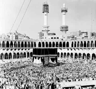 An old photograph of pilgrims circumambulating al-Kaaba al-Musharrafa. (SPA)