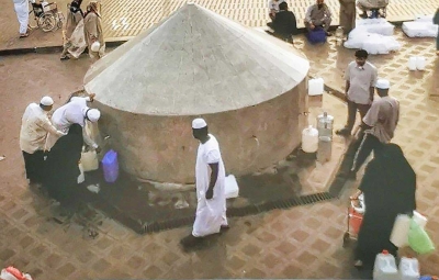 A historical photograph of the pilgrims filling their containers with Zamzam water. (SPA)