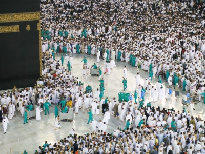 Cleaning workers of the Grand Mosque carrying out cleaning and sanitization tasks in the Tawaf area. (Saudipedia)