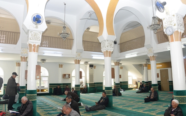 Worshippers inside King Abdulaziz Mosque in Tunisia. (SPA)