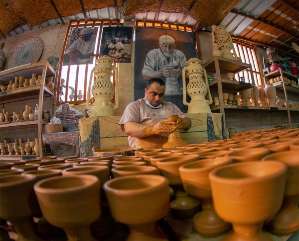 A potter in al-Ahsa Governorate, Eastern Province. (Saudipedia)