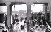 An image of the Animal Feed Market in old Riyadh, showing some small shops. King Abdulaziz Foundation for Research and Archives (Darah)