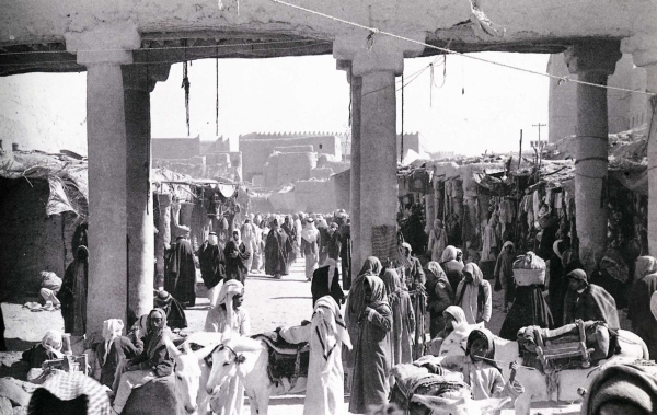 An image of the Animal Feed Market in old Riyadh, showing some small shops. King Abdulaziz Foundation for Research and Archives (Darah)