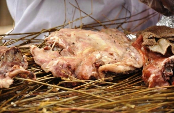 Preparing Haneeth dish, consisting of meat and rice. (SPA)