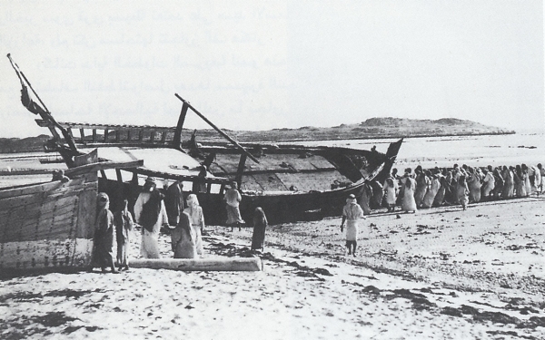 A group of divers in the past pulling a ship to start its journey. (King Abdulaziz Foundation for Research and Archives (Darah))