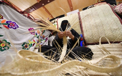 An elderly woman weaving at the Jenadriyah Festival. (SPA)