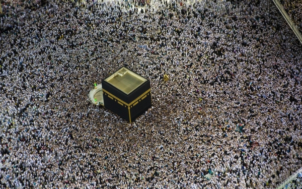 Umrah pilgrims circumambulating around al-Kaaba al-Musharrafa. (Saudipedia)