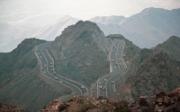 The mountainous Aqabat al-Kurr is traversed by al-Hada road, which connects Taif governorate to Makkah al-Mukarramah. (Saudipedia)