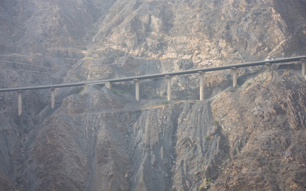 The connecting road between Abha and Muhayil Aseer over Aqabat Shaar. (Saudipedia)