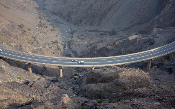 Cars traversing the Aqabat Shaar road in Aseer Province. (Saudipedia)