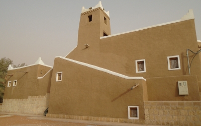 Al-Mansaf Mosque from the inside in al-Zulfi City. (Saudipedia)