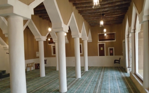 Al-Mansaf Mosque from the inside. (Saudipedia)