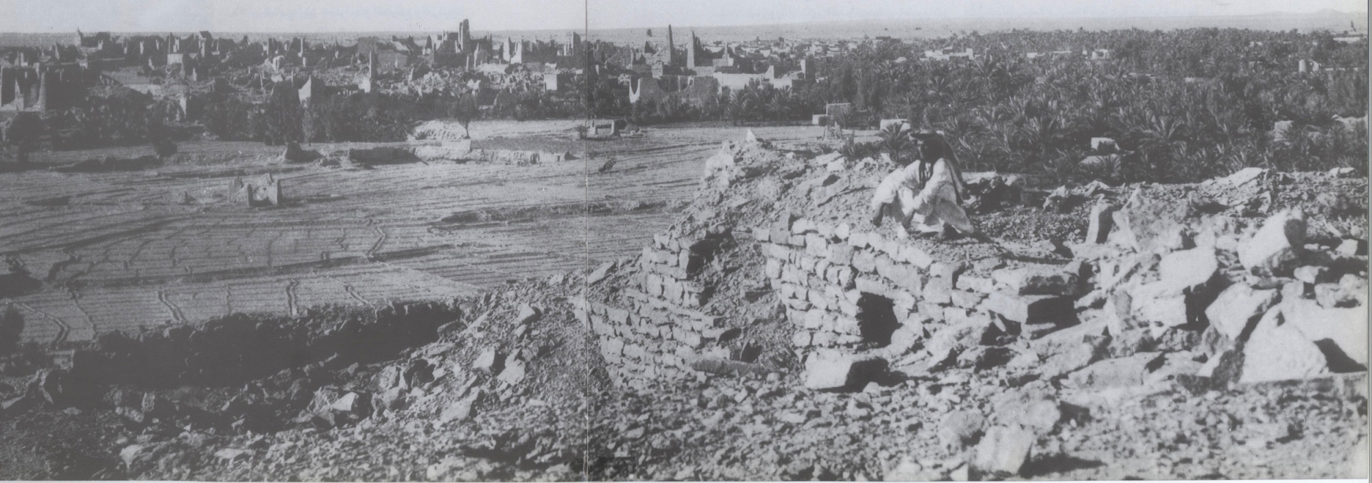 Diriyah markets, in the First Saudi State, were located on both sides of Wadi Hanifah. Gerard Leachman. 1912. (King Abdulaziz Foundation for Research and Archives (Darah))